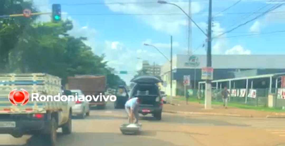 ASSISTA O VÍDEO: 'Não tá fácil nem para o morto', diz homem que flagrou caixão caindo de carro