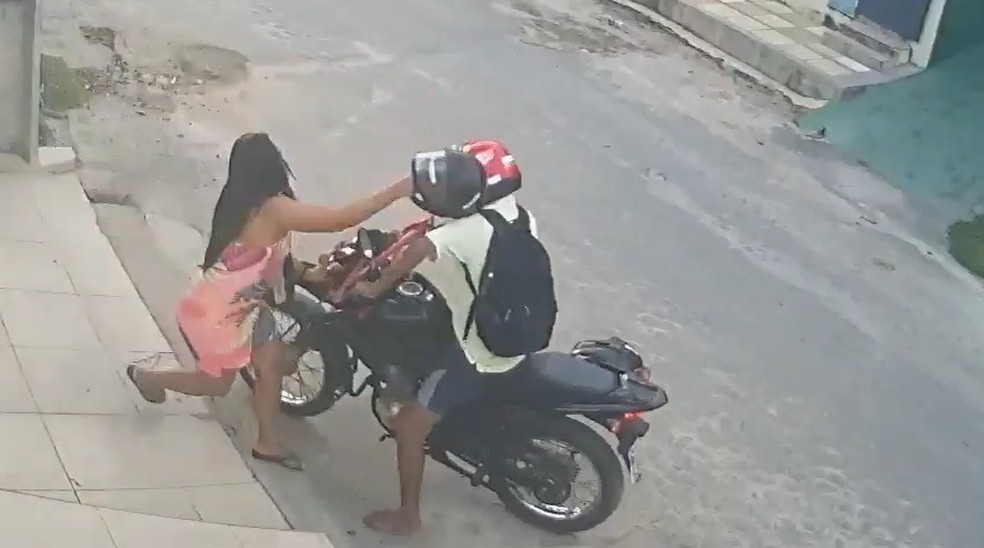 NÃO ENTREGOU: Mulher reage a roubo de motocicleta e criminosos atiram