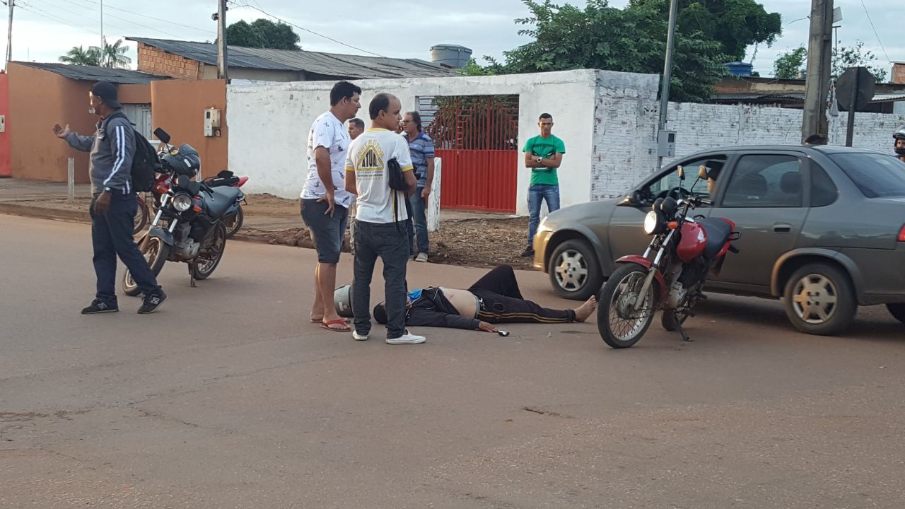 Motociclista fica lesionado após camionete avançar preferencial