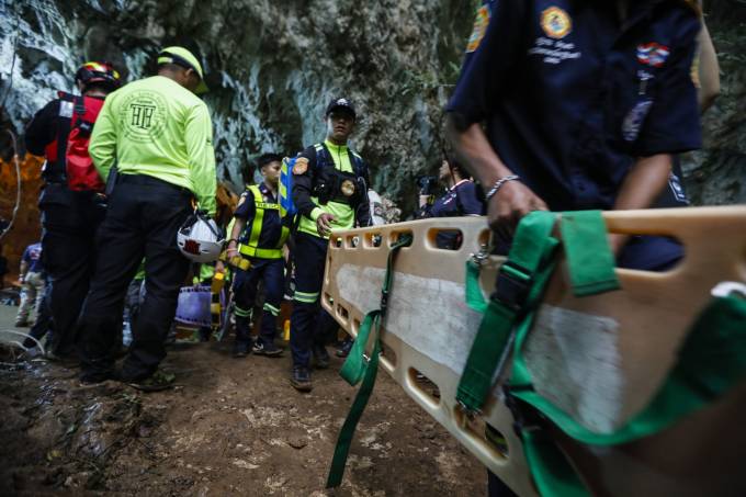 INTERNACIONAL: Desaparecidos há 9 dias são encontrados vivos em caverna na Tailândia