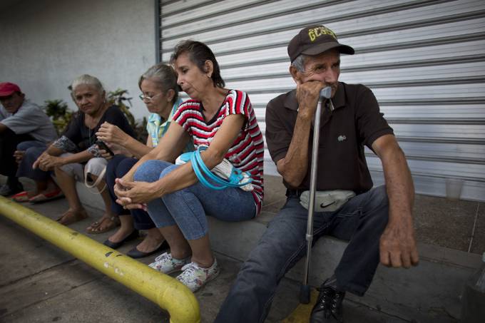 PROTESTO: Idosos bloqueiam ruas na Venezuela para exigir pagamento de aposentadoria