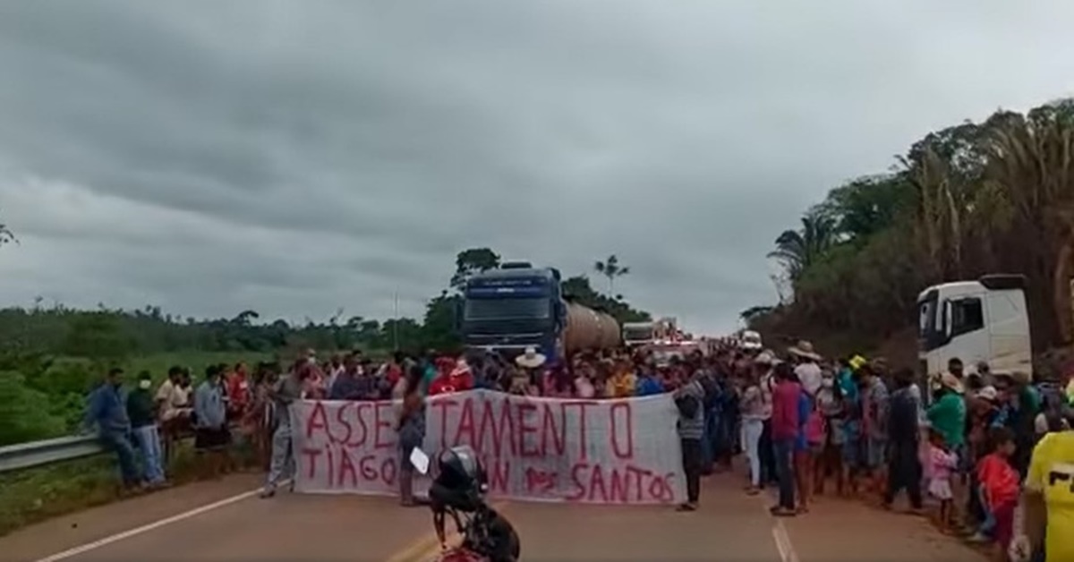 FOME: Camponeses fecham a BR-364 pedindo dinheiro para comida