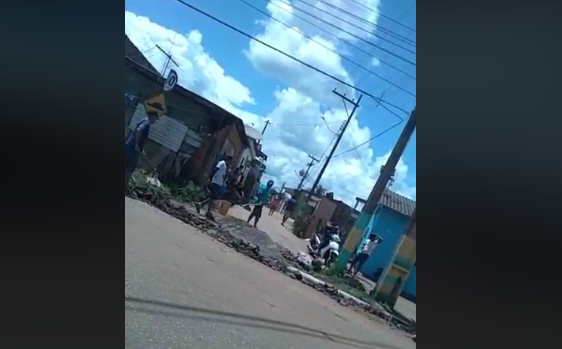 ABANDONADOS: Comunidade do bairro Nacional promove mutirão para tapar buraco em rua