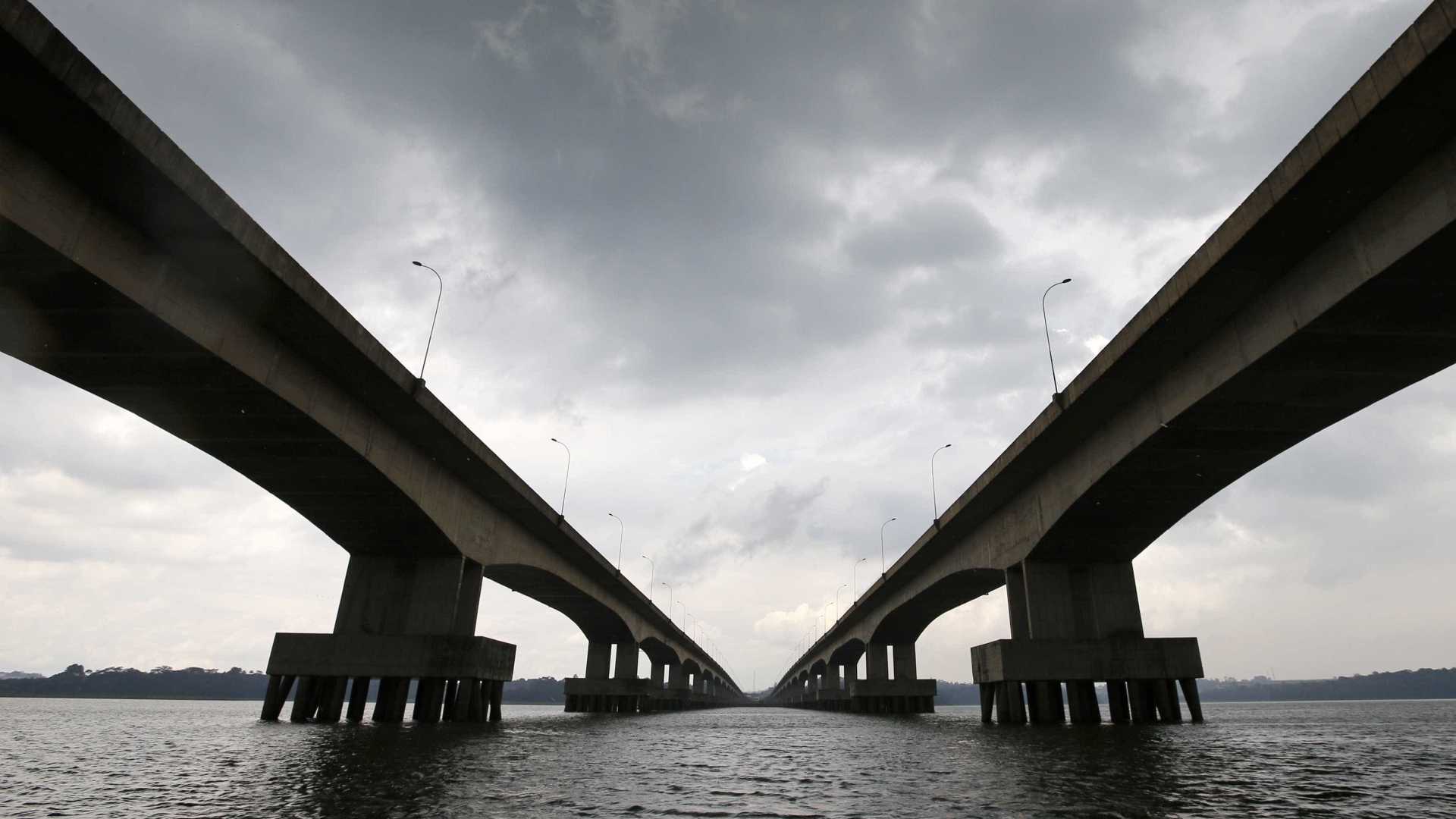 ACIDENTE: Carreta tomba no Rodoanel e derrama carga de óleo diesel