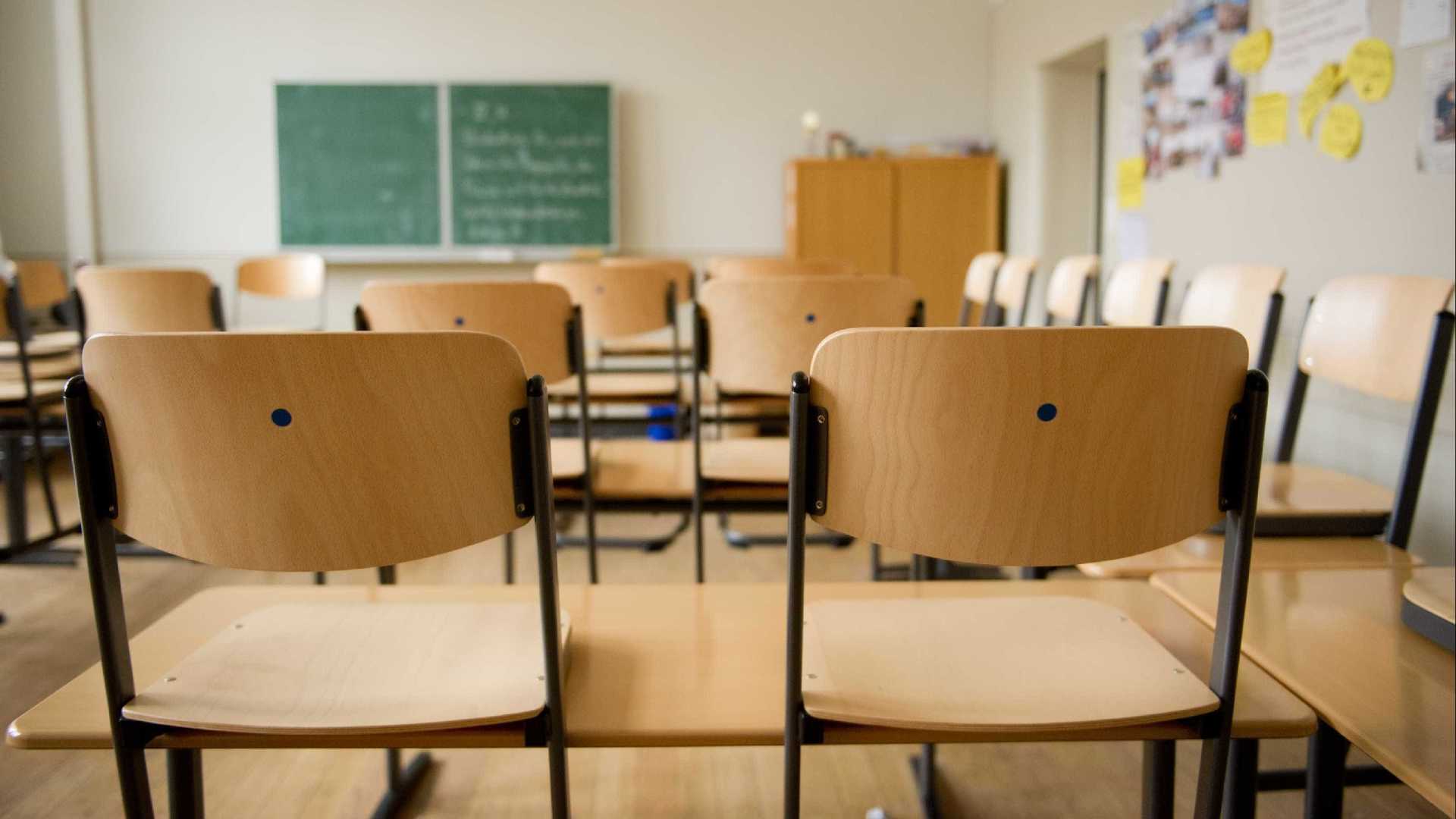 AGONIA: Bandidos prendem alunos e professores em sala de aula para roubá-los