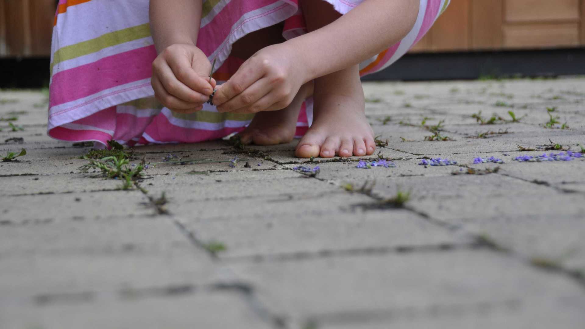 NO PESCOÇO: Criança de 9 anos é atingida por bala perdida ao sair de casa