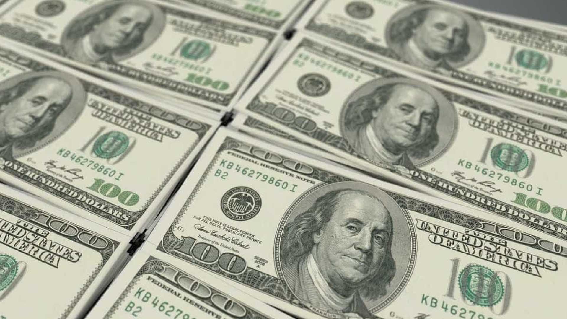 Dólar volta a ultrapassar R$ 3,42 e fecha no maior valor em 16 meses