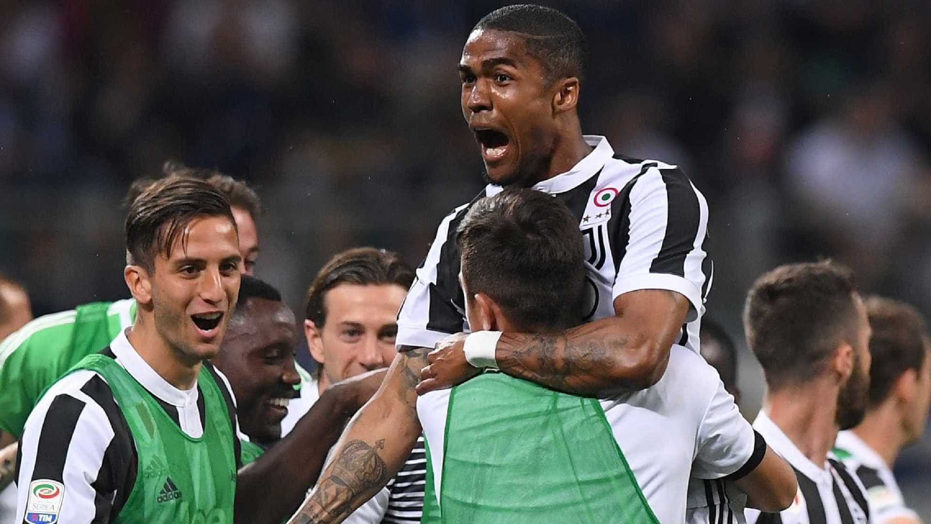 Com virada no fim e gol de Douglas Costa, Juventus vence Inter