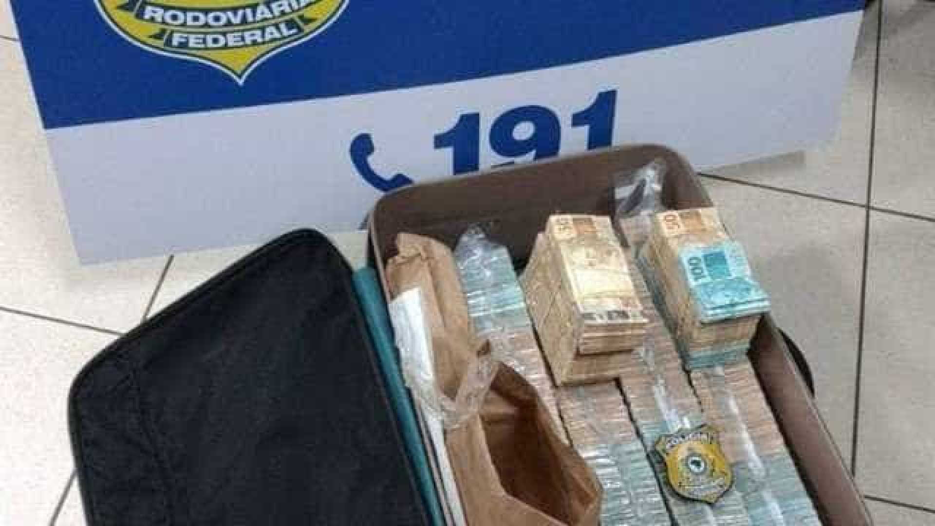 PRF apreende R$ 1,2 mil em dinheiro com policial aposentado e empresário