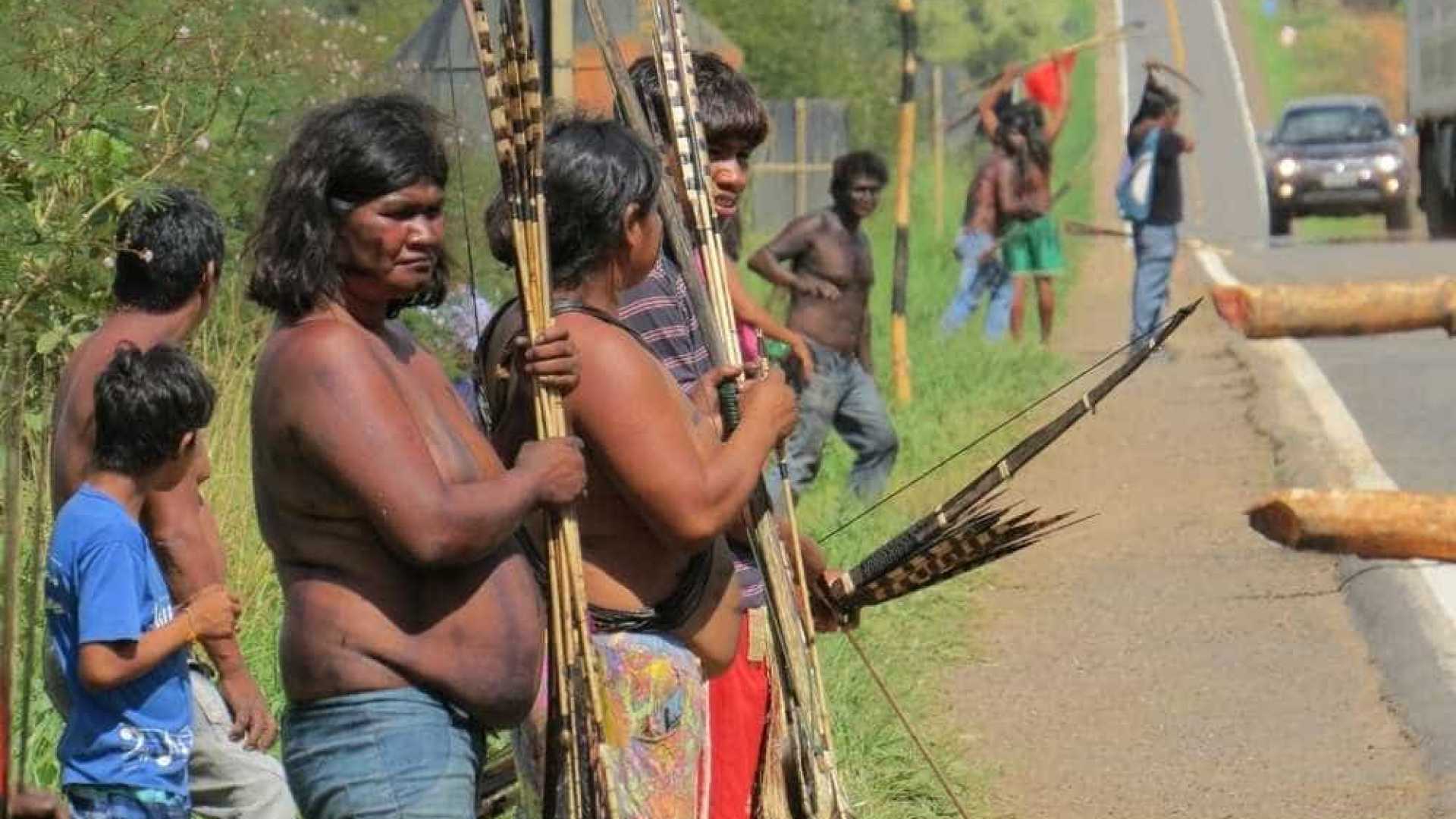 Índios bloqueiam rodovia, cobram pedágio e ameaçam PRF