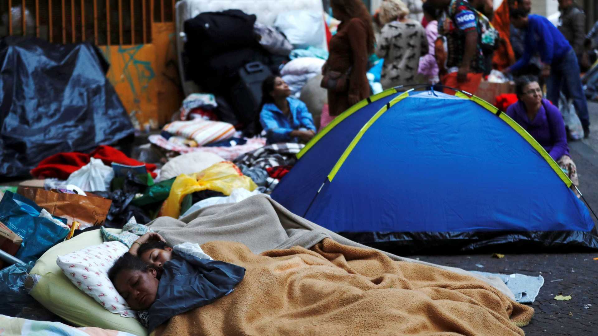 Um mês após tragédia, vítimas de desabamento vivem sob indefinição