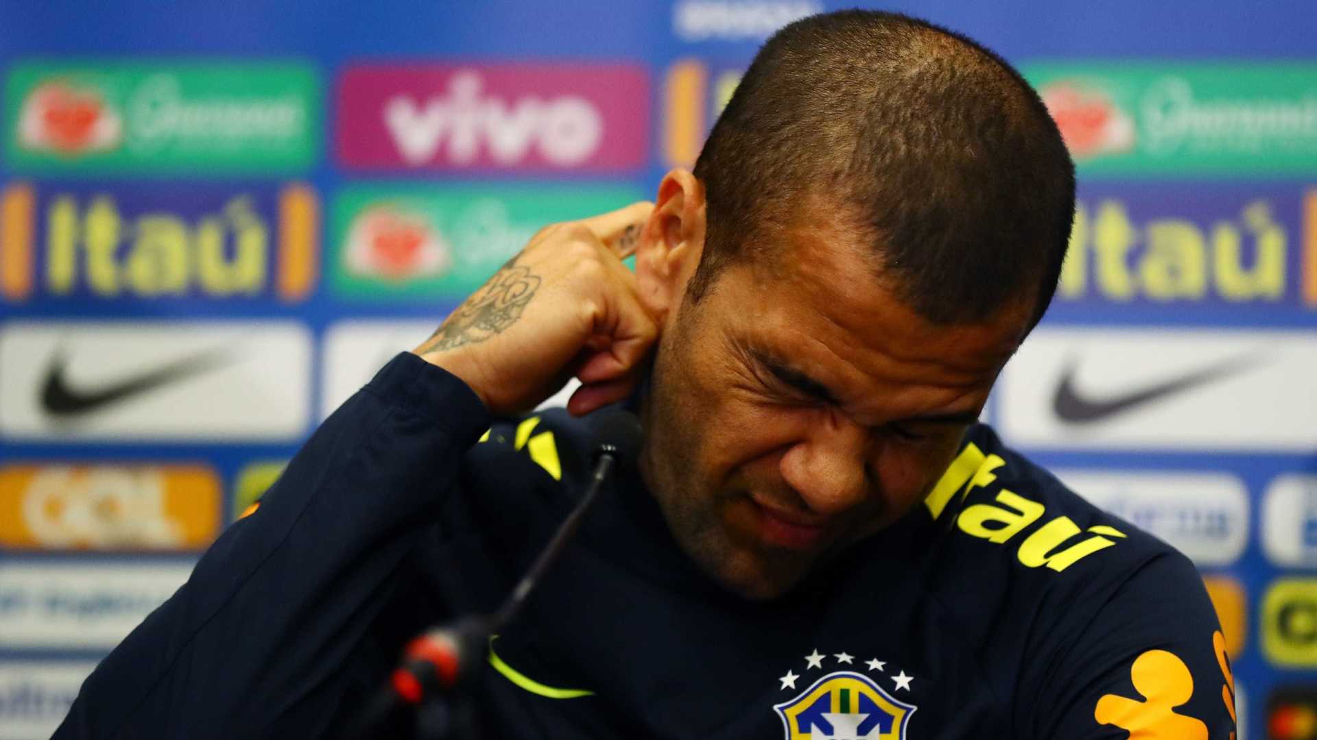 O lateral da seleção brasileira Daniel Alves está fora da Copa do Mundo,