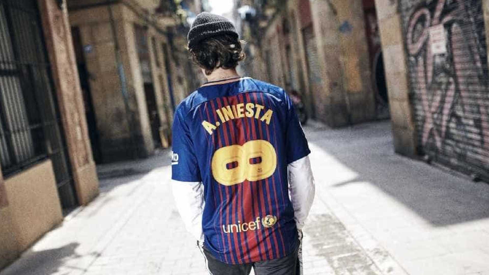 Barcelona lança camiseta especial em homenagem a Iniesta; confira