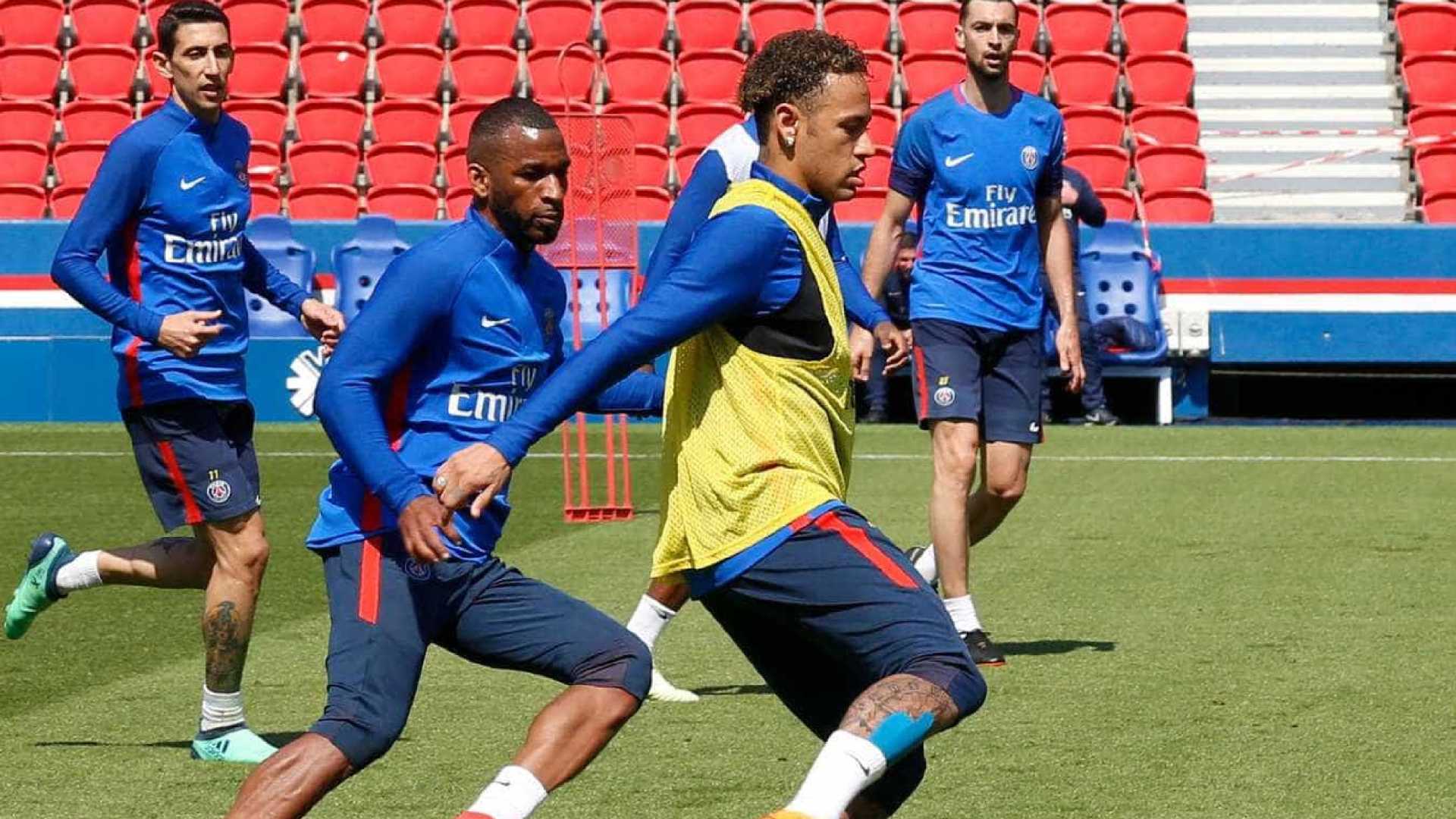 Neymar faz primeiro treino com bola ao lado dos companheiros do PSG