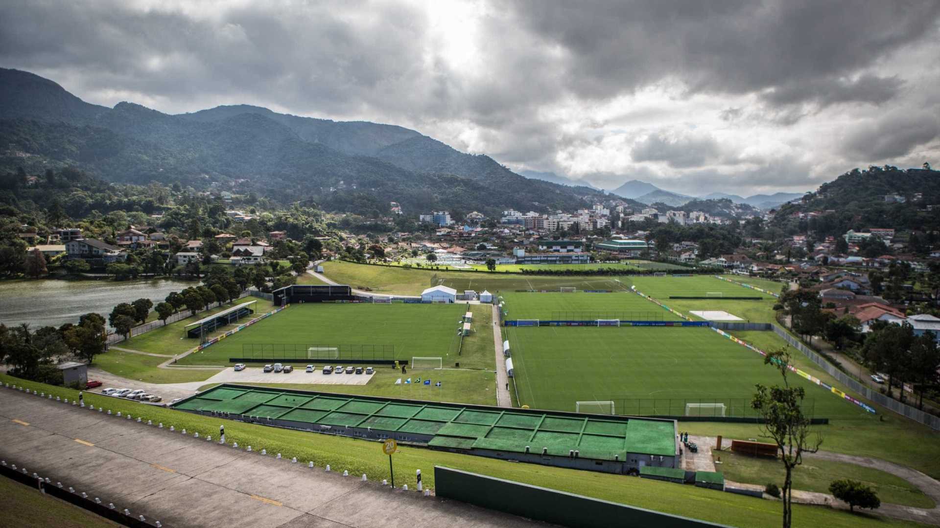 Dezessete jogadores se apresentam à seleção nesta segunda-feira