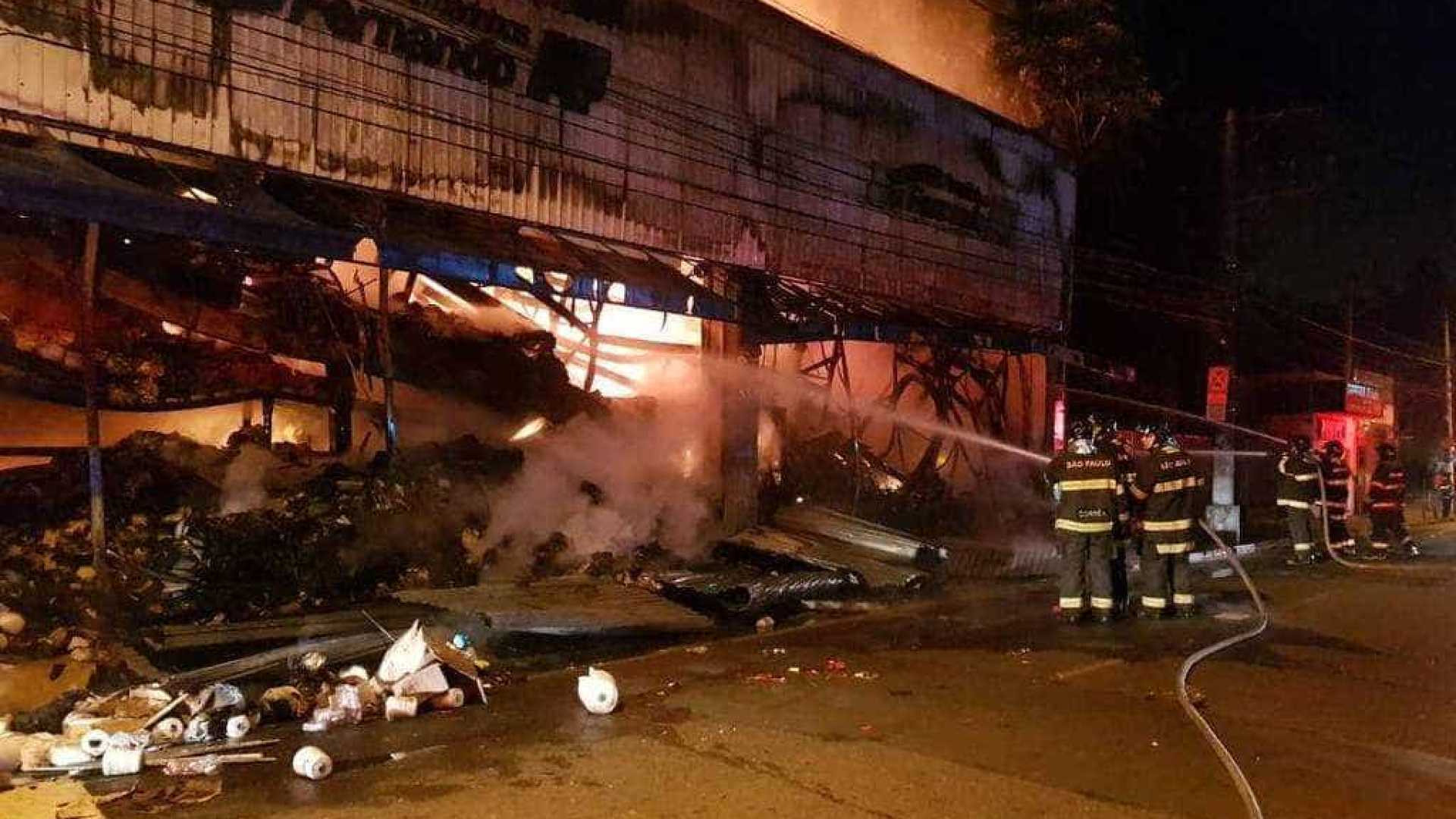 COMBATE: Incêndio de grande proporção destrói loja nesta madrugada