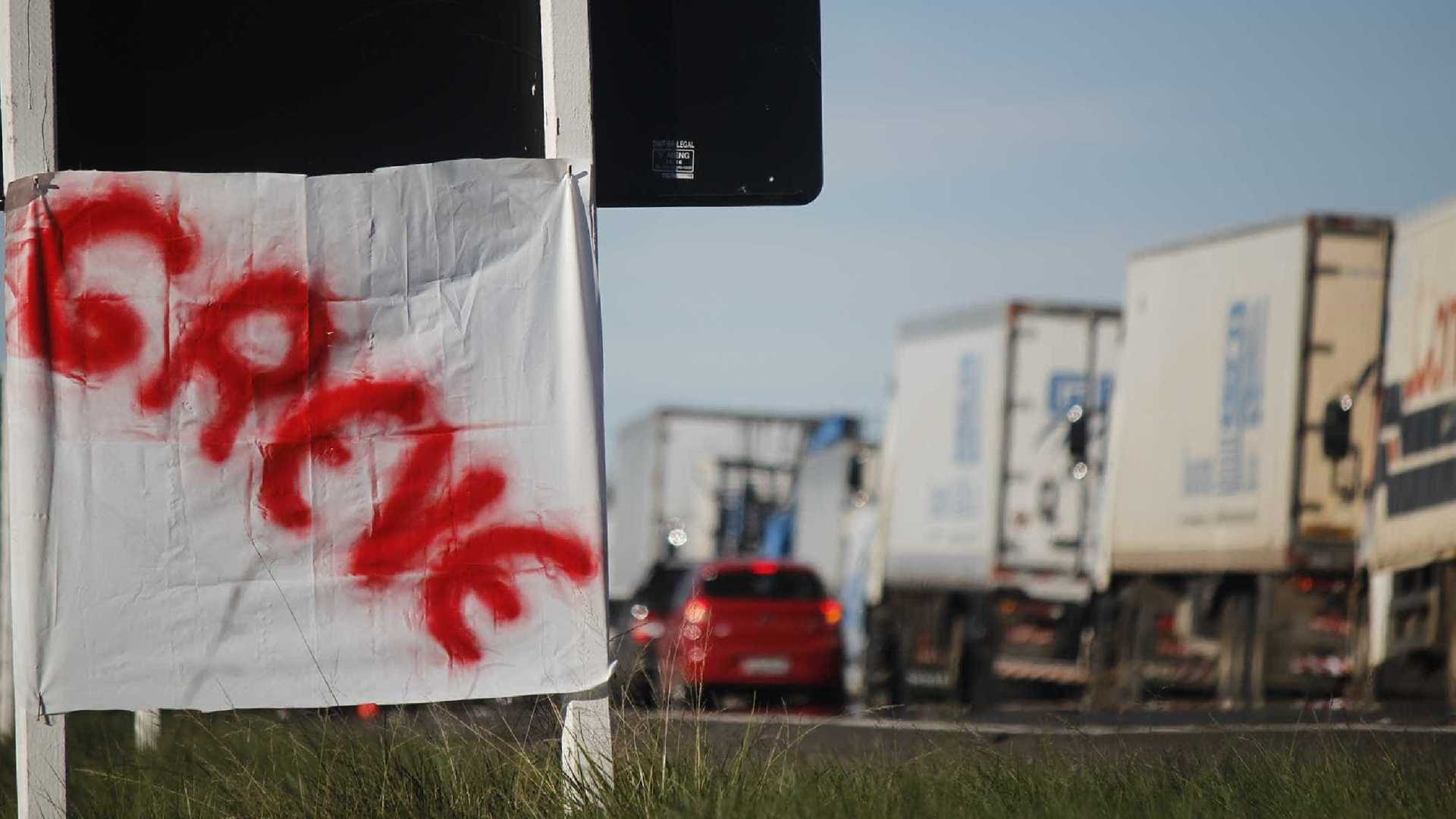 NÃO MUDOU: Caminhoneiros mantêm manifestações pelo país pelo 5º dia