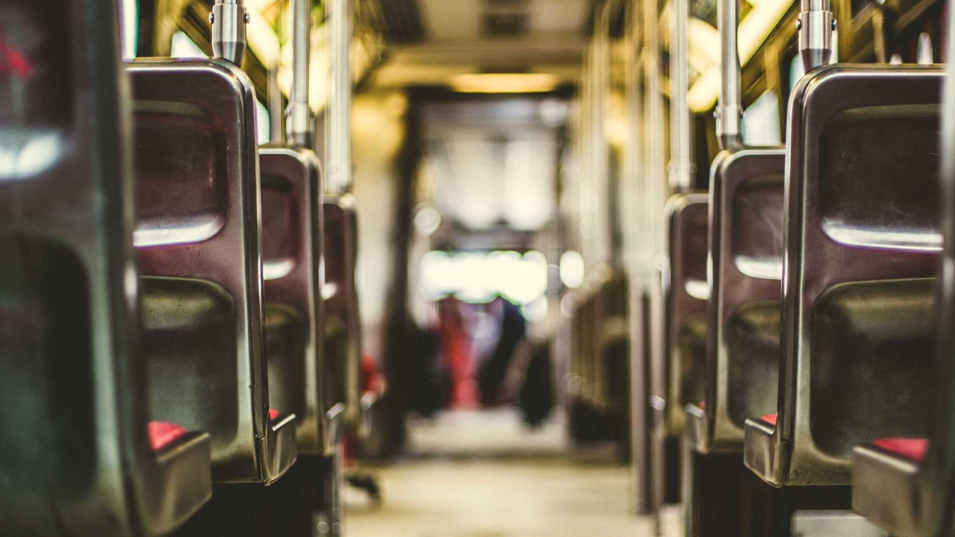 CENTRO: Ônibus capota após colisão e deixa nove feridos