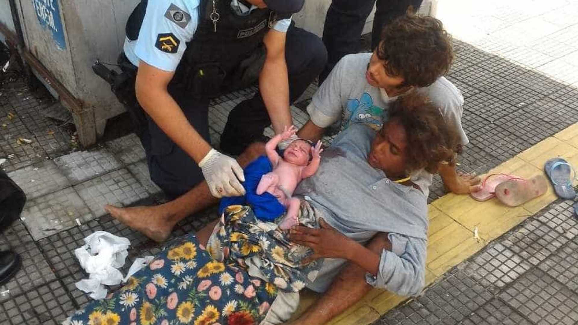 RECÉM-NASCIDO: Mãe dá à luz em praça com ajuda de policiais