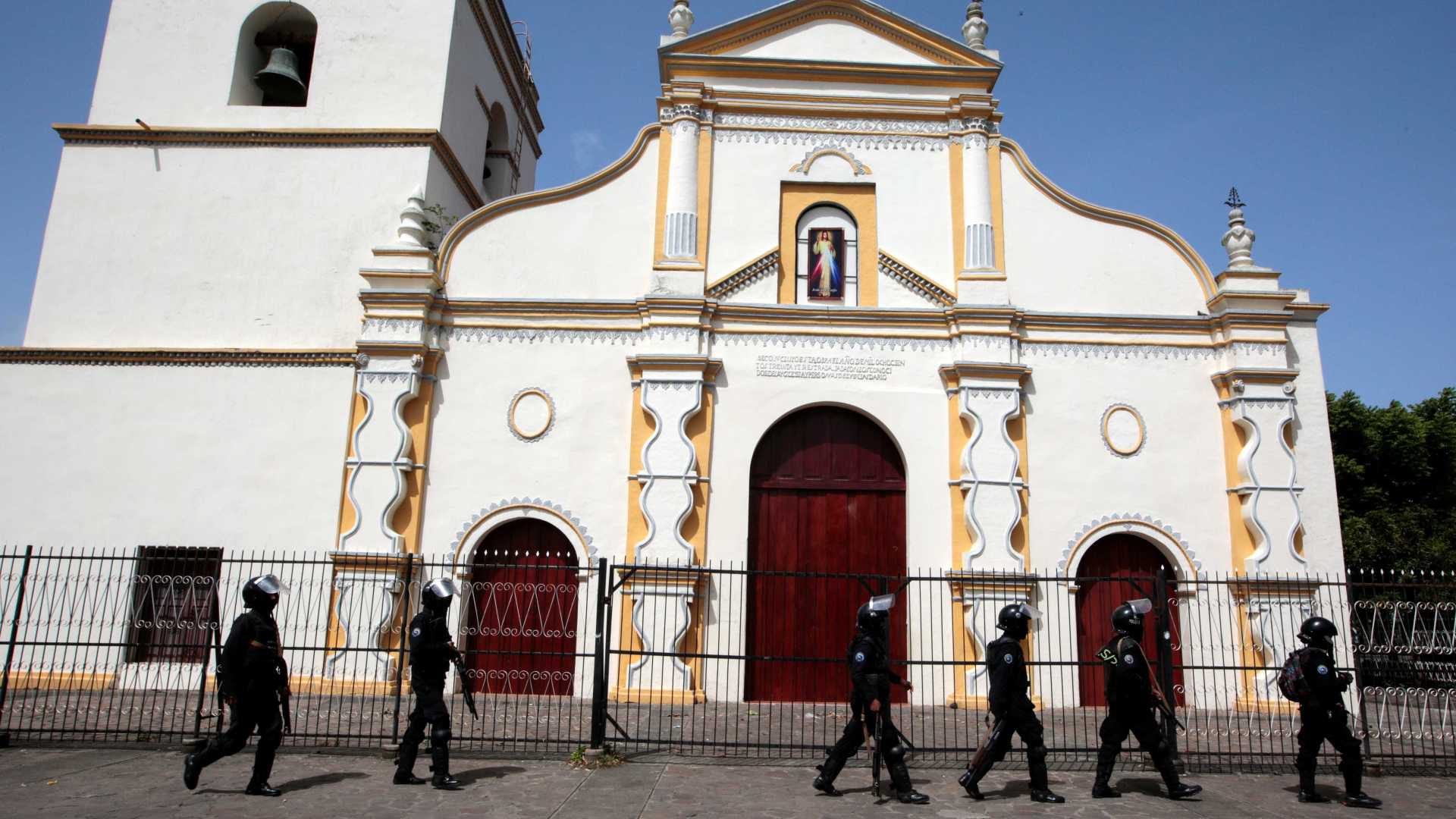 Forças de segurança cercam estudantes nicaraguenses em igreja