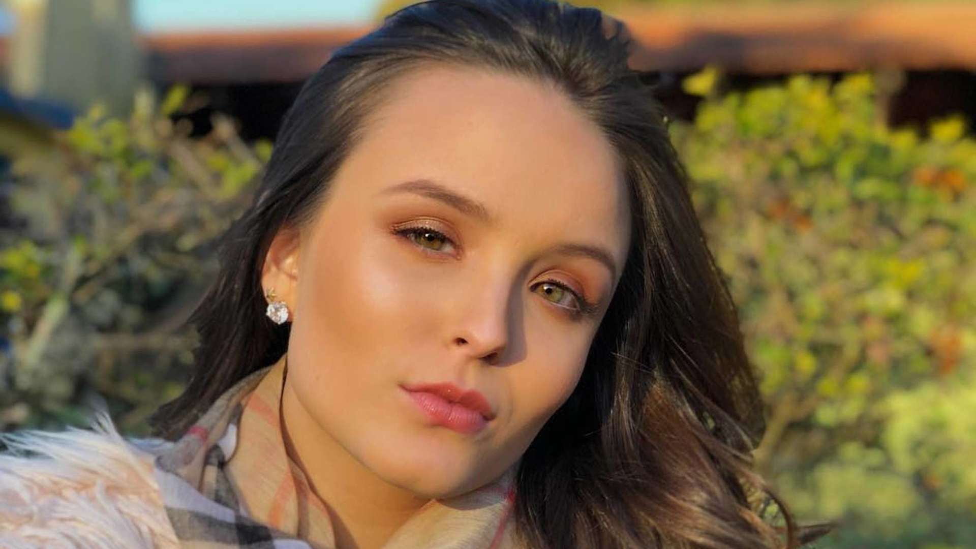 NOVO CONTRATO: Larissa Manoela viaja aos EUA para acertar com a Netflix