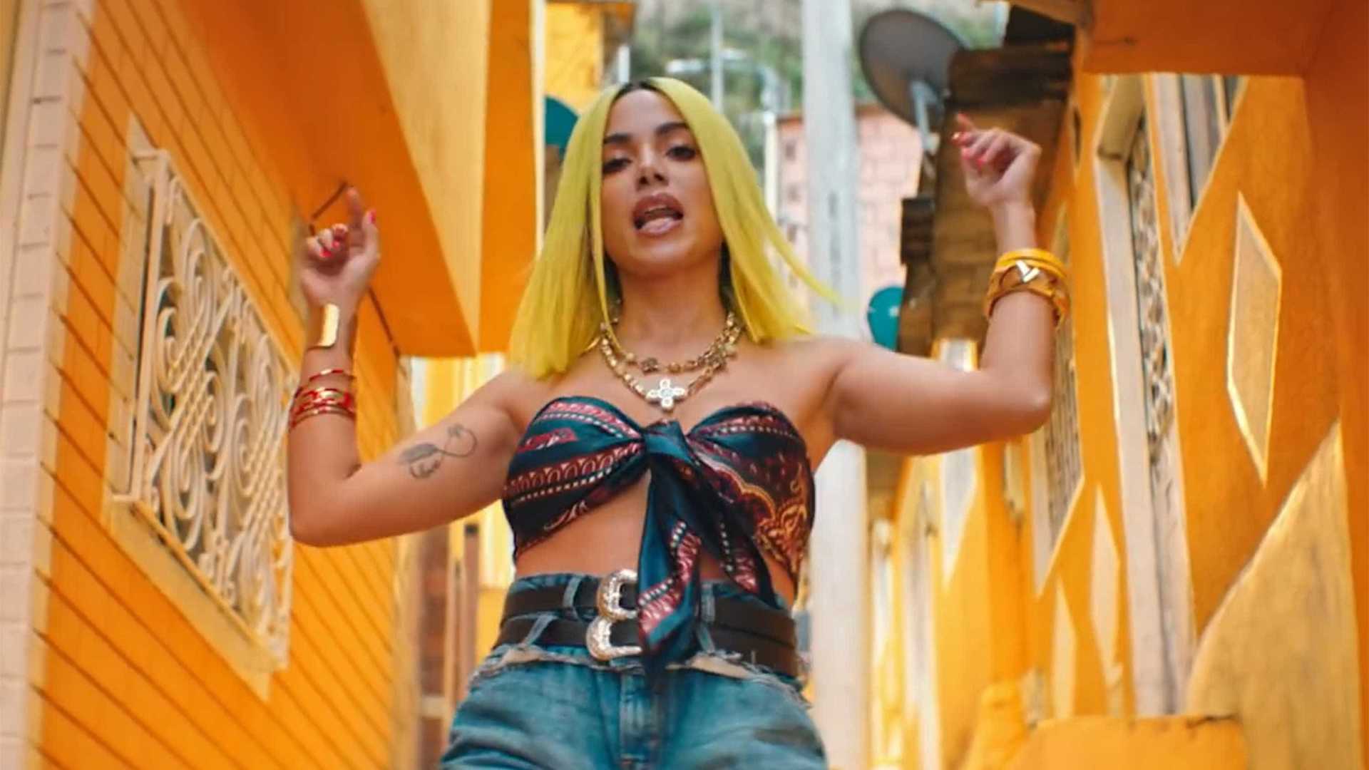 Site diz que nova música de Anitta só atingiu Brasil e Portugal e cantora responde