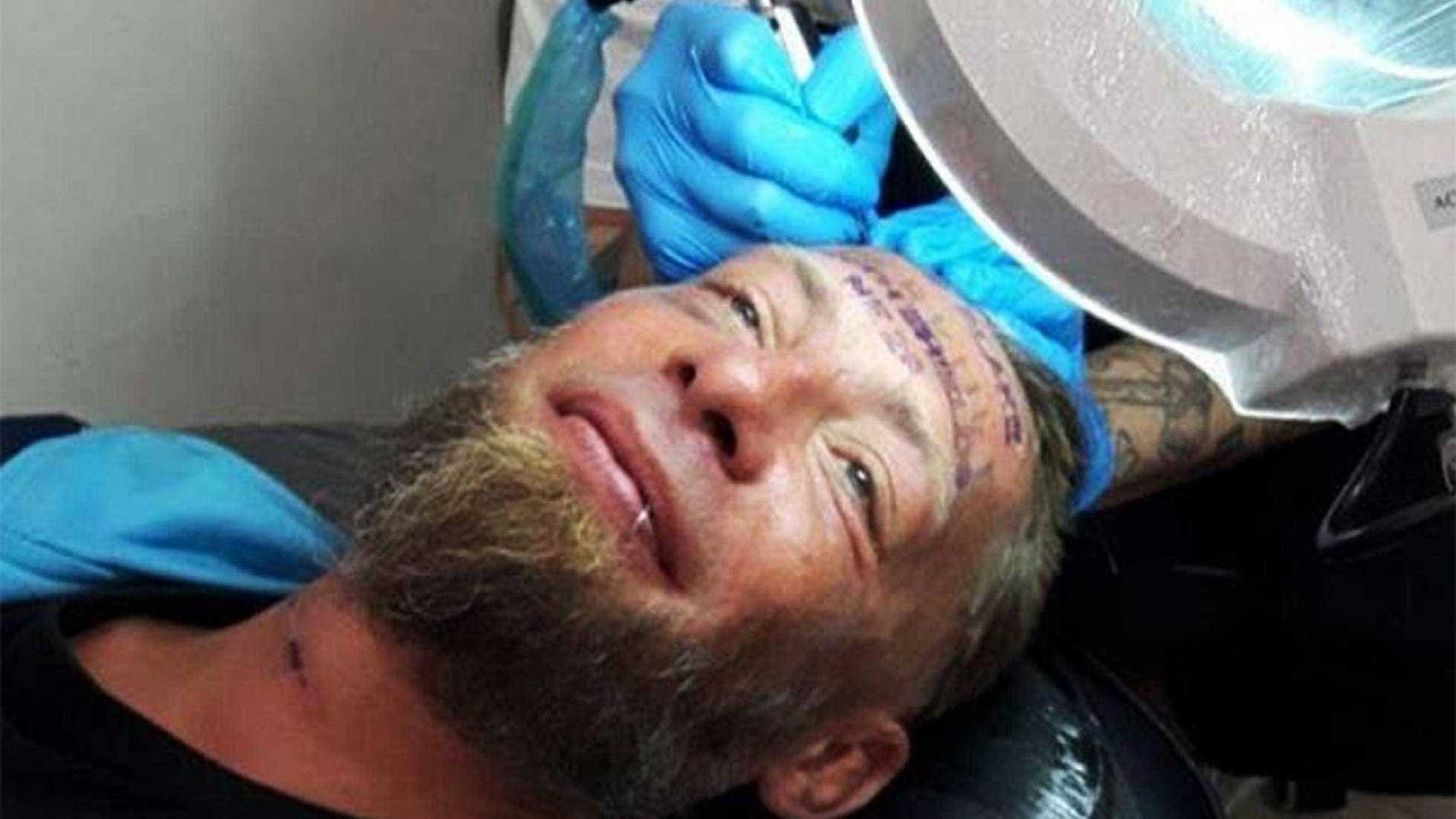 REPERCUSSÃO: Turistas dão dinheiro a morador de rua para que faça tatuagem na cara