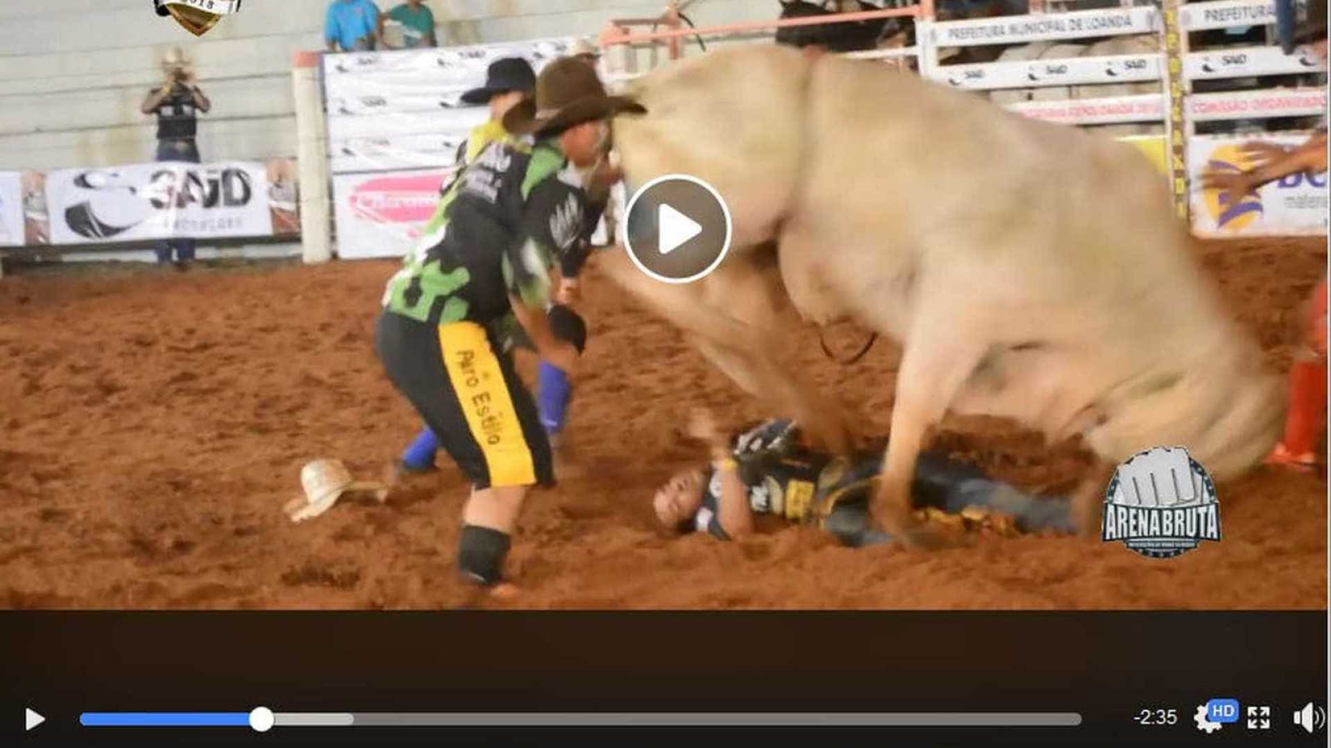 VÍDEO: Peão fica em estado grave após ser pisoteado por touro em rodeio