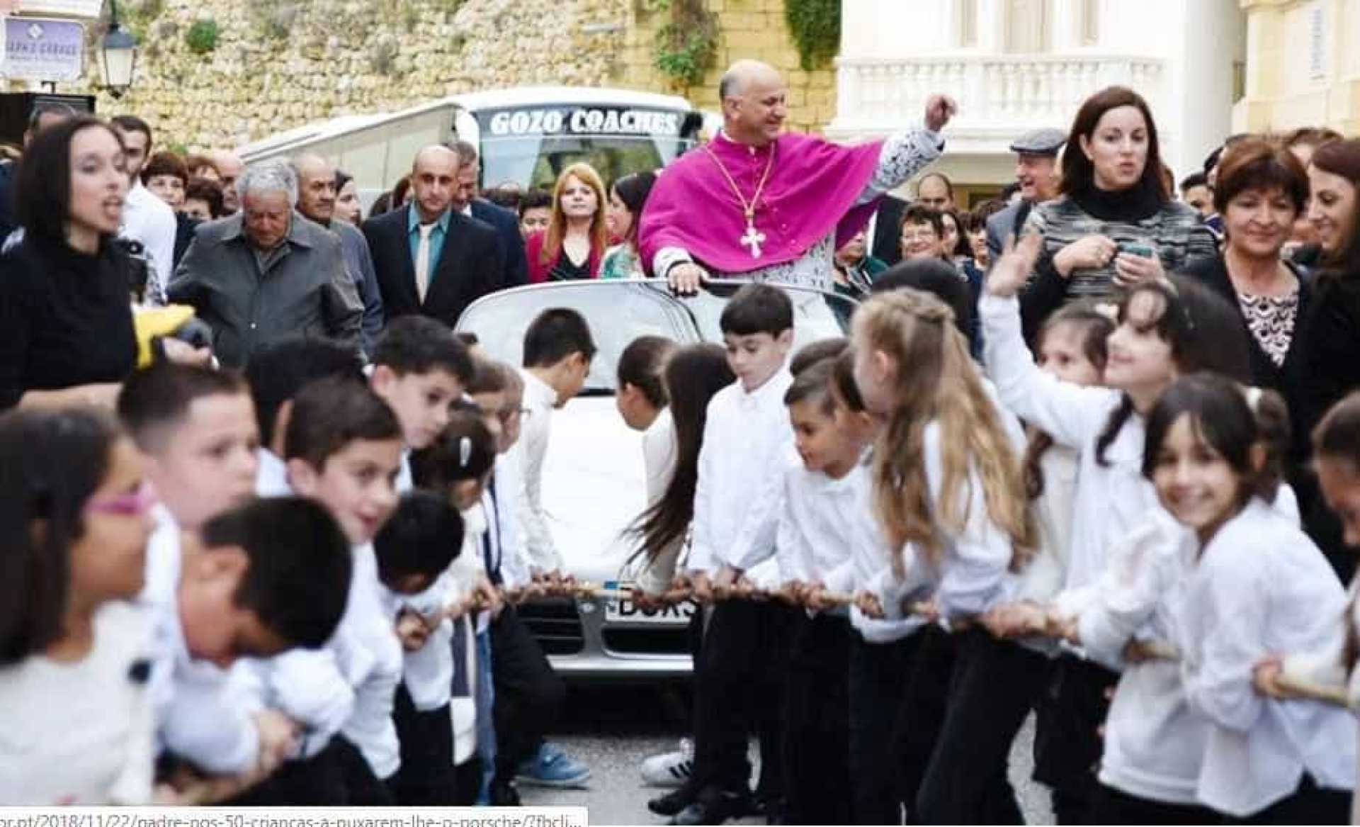 POLÊMICA: Padre faz desfile em Porsche e coloca 50 crianças para puxar veículo