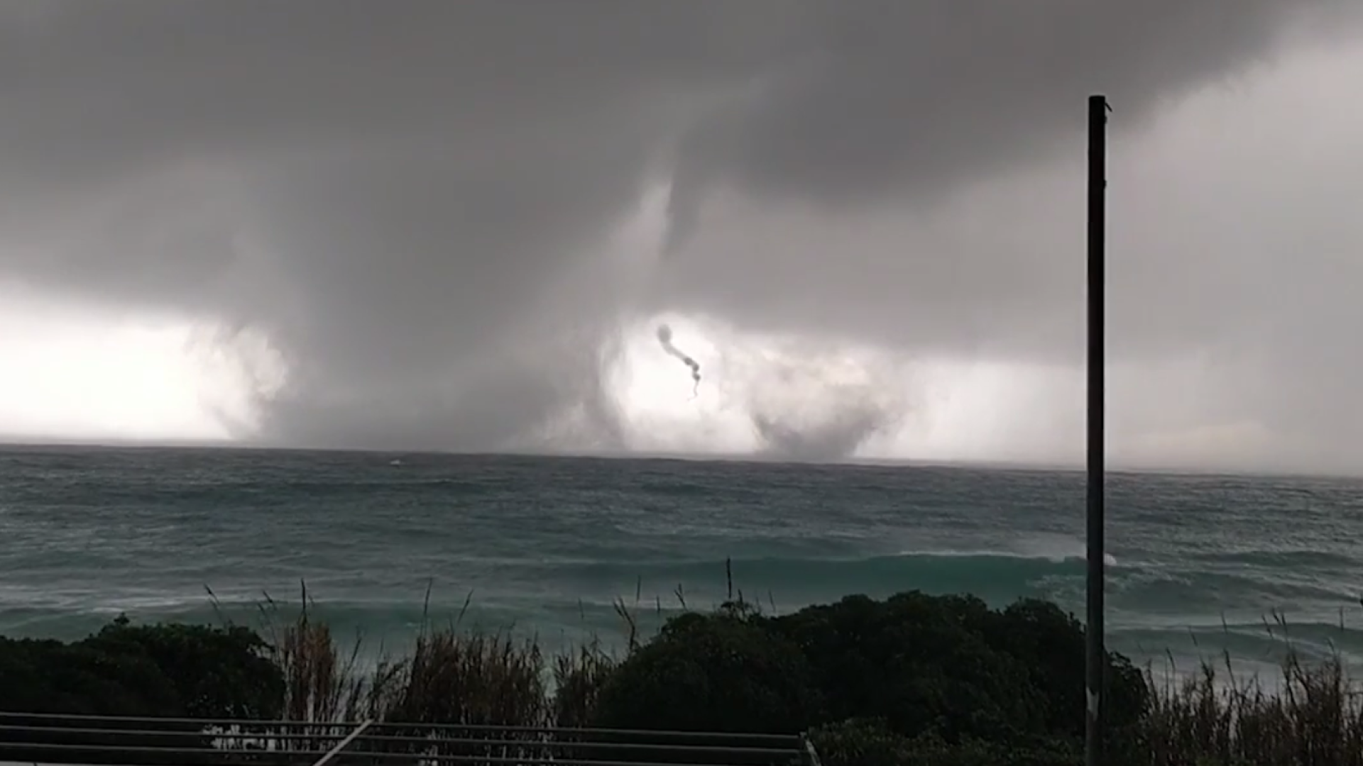 VÍDEO: Veja o exato momento em que dois tornados surgem na costa da Itália