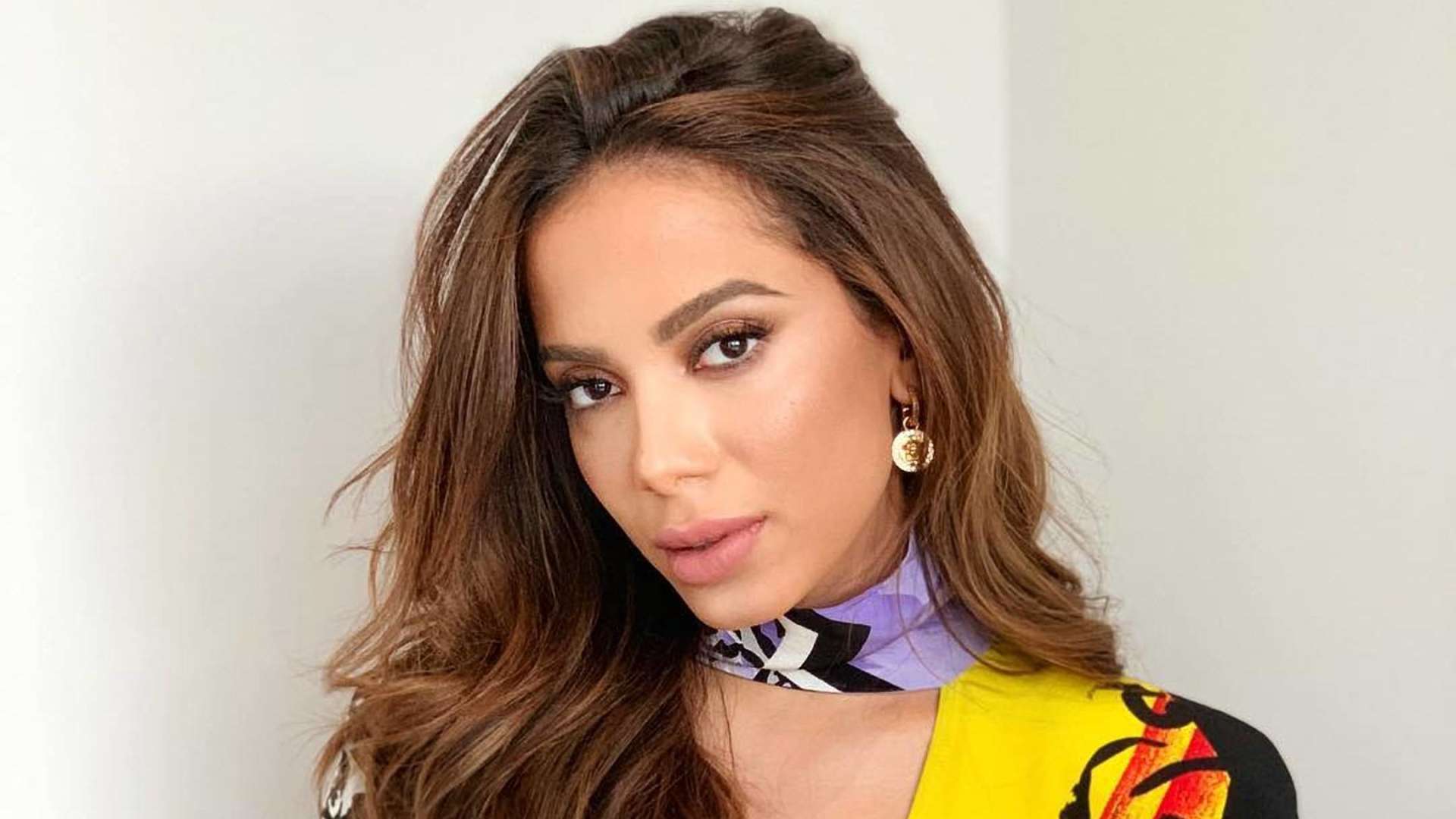 MUITA CHUVA: Show de Anitta é interrompido após queda de palco