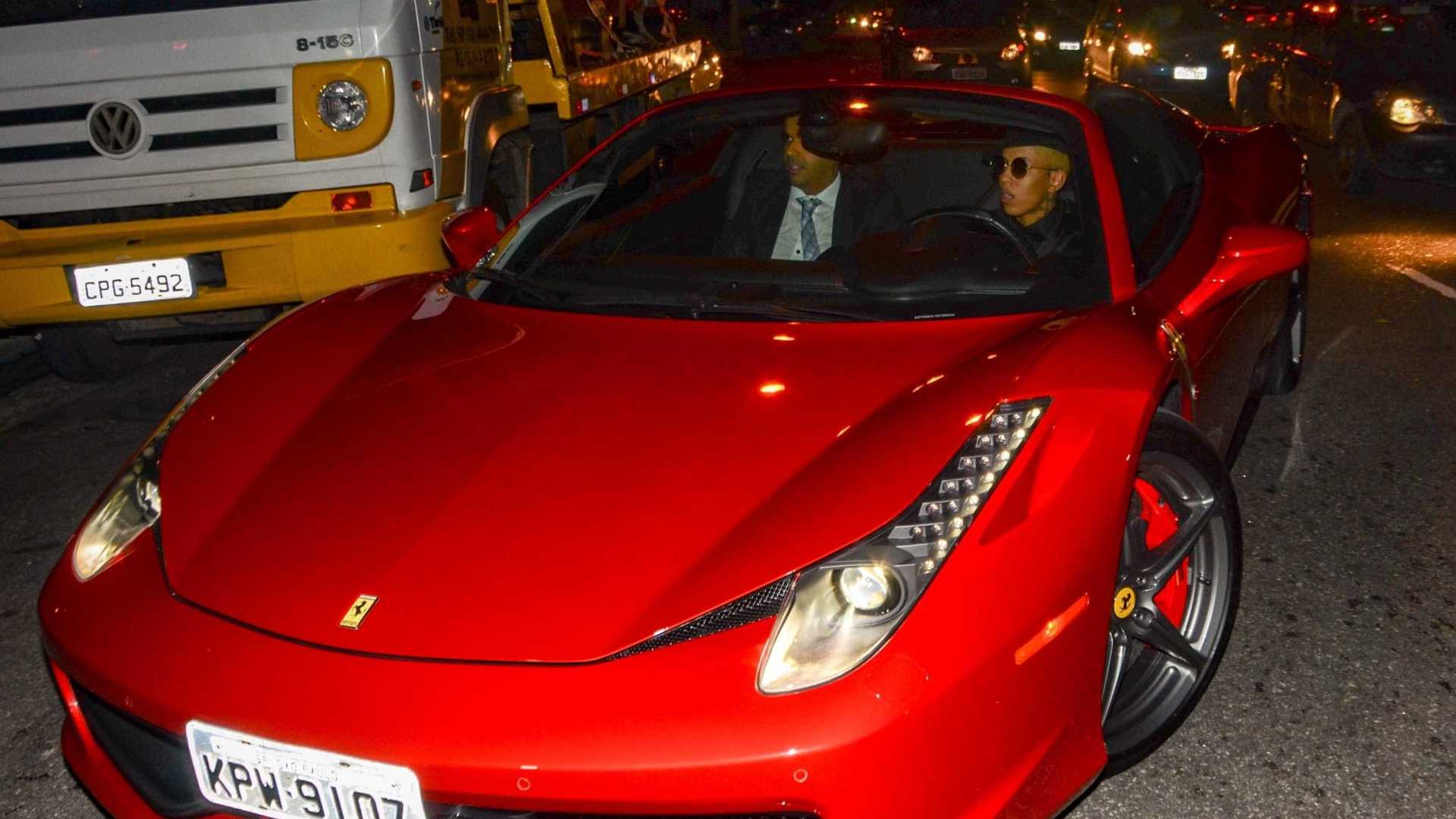 OH, NOVINHO: MC Don Juan faz festão e chega com carrão de R$ 2,8 milhões