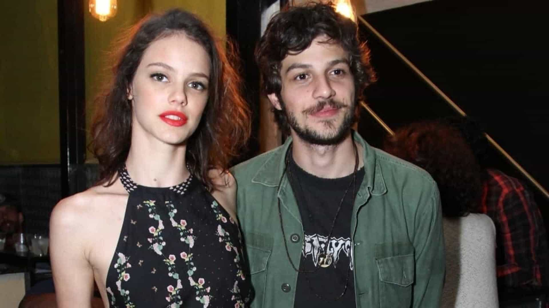 CASAL: Chay Suede e Laura Neiva esperam o primeiro filho