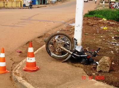 Motociclista morre ao colidir com poste na avenida Calama