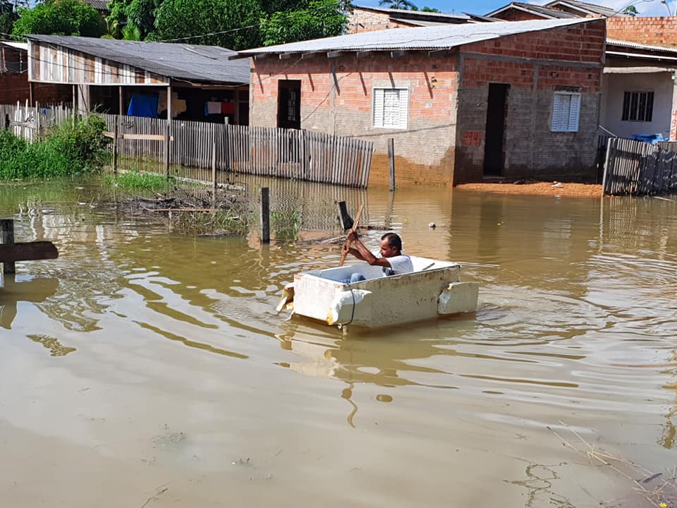 CENA DA CIDADE: Morador da zona Sul “navega” em geladeira após bairro alagar