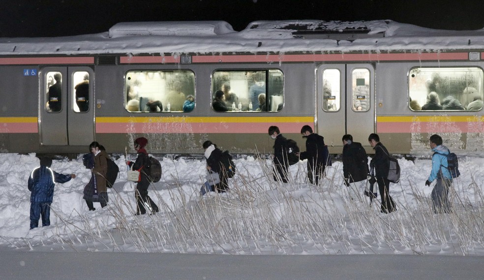 Centenas de pessoas ficam presas 15 horas em trem no Japão por causa da neve