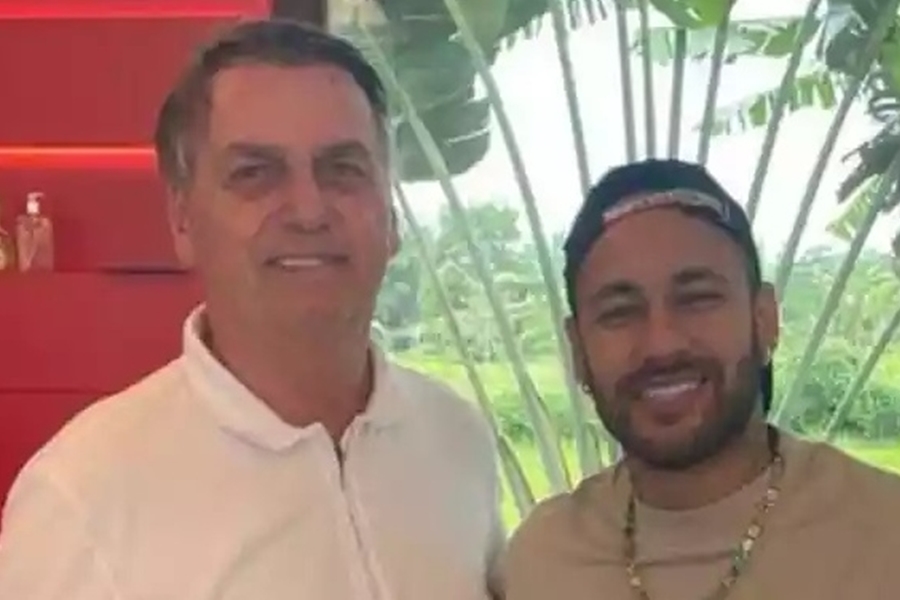 'IMBROCHÁVEL': Bolsonaro entrega medalha para Neymar e discute futuro do jogador na política