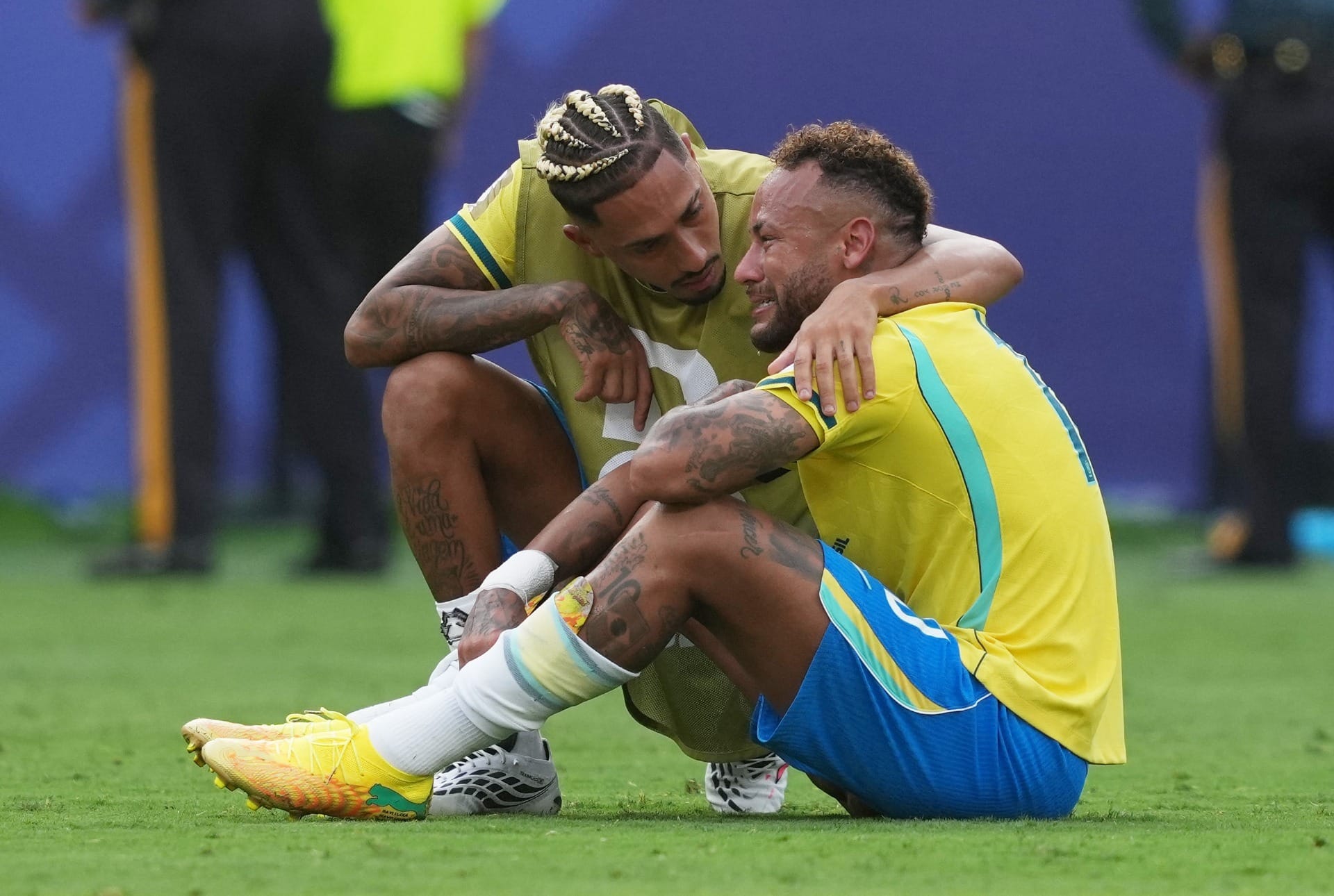 MUITO ABALADO: Neymar chora em possível despedida das Copas após eliminação do Brasil