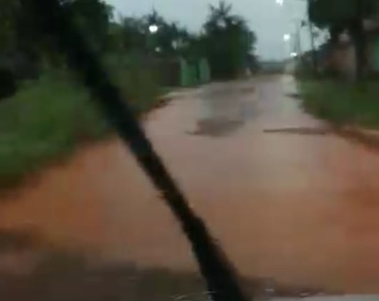 SEM CONDIÇÕES: Morador registra abandono de bairro durante chuva na capital