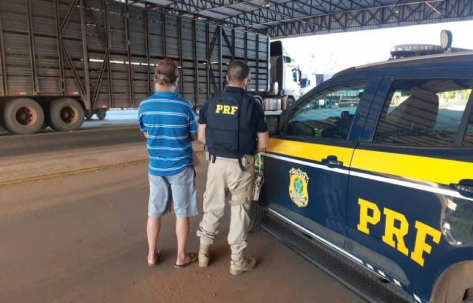 SEM DORMIR:  PRF flagra caminhoneiro usando cocaína e folhas de coca para dirigir