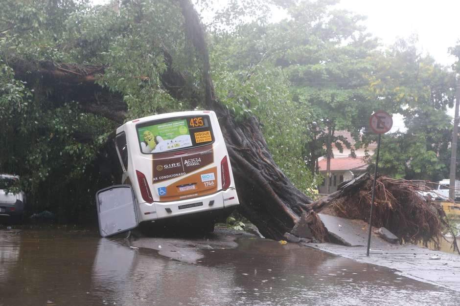 TRAGÉDIA NO RIO: Já são 7 mortos por temporal no Rio; 3 foram achados em táxi