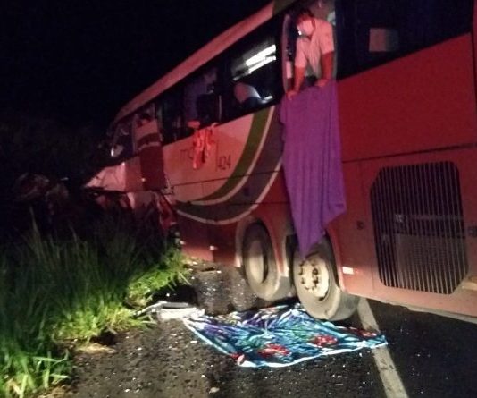 TRÁGICO: Batida entre ônibus e caminhão mata sete pessoas no interior paulista