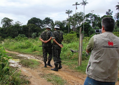  Exército monta operação de guerra para resgatar feijão doado para alimentação de porcos - Confira vídeo com a ação    