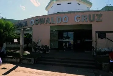 VERGONHA: População indignada com buraqueira em frente a Policlínica Oswaldo Cruz