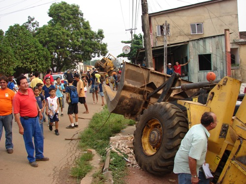 Pá-carregadeiras caem de carreta e quase provocam tragédia em rua da capital