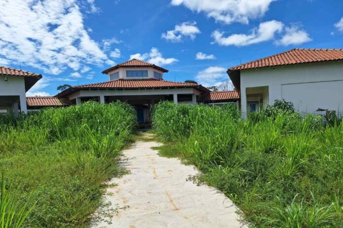 MACHADINHO D’OESTE (RO): Vereador denuncia abandono da Escola Silvano Crivelaro no 5º BEC