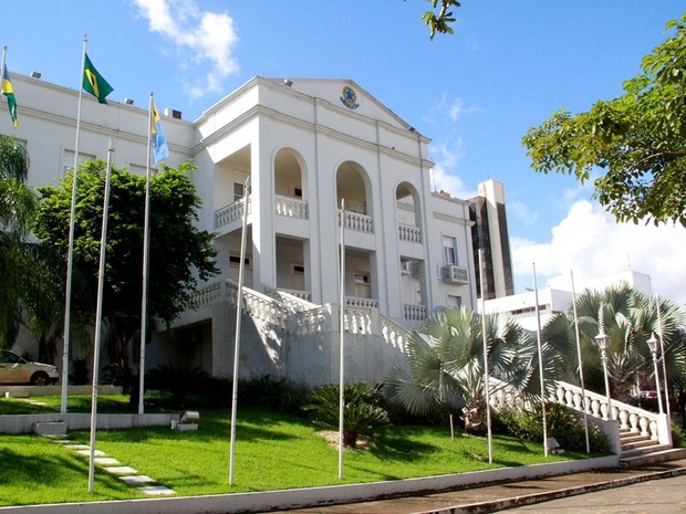 NO CENTRO: Dupla usando uniforme do DER rouba arma de vigilante no Palácio do Governo