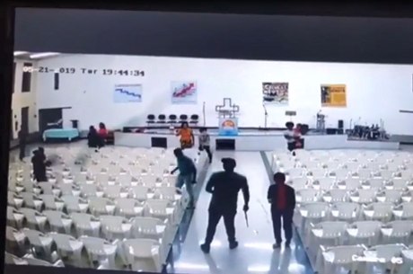 PÂNICO: Vídeo mostra o momento em que homem entra na igreja antes de atirar em fiéis