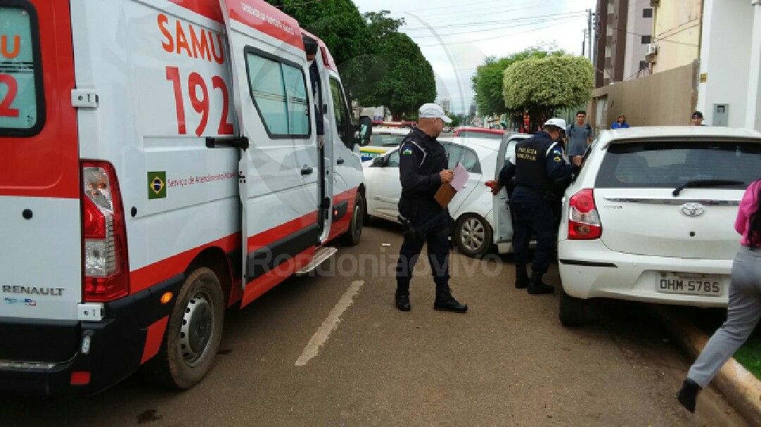 DESACORDADA: Mulher passa mal ao volante e atinge dois carros próximo ao shopping