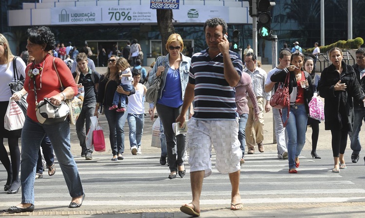 APERTO: Economistas recomendam que famílias tenham cuidados com os gastos